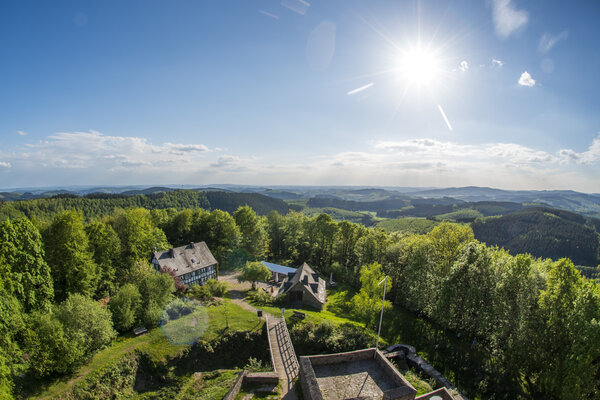 Bei gutem Wetter haben Wanderer von der Plattform der Ginsburg einen weiten Blick �ber das Wittgensteiner und Sauerland bis hin zum rheinische Siebengebirge, dem Westerwald und der Hohen Acht in der Eifel.