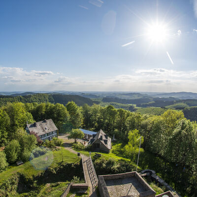 Bei gutem Wetter haben Wanderer von der Plattform der Ginsburg einen weiten Blick �ber das Wittgensteiner und Sauerland bis hin zum rheinische Siebengebirge, dem Westerwald und der Hohen Acht in der Eifel.