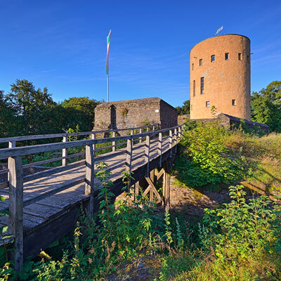 Blick �ber den Burggraben zum Turm der Ginsburg.