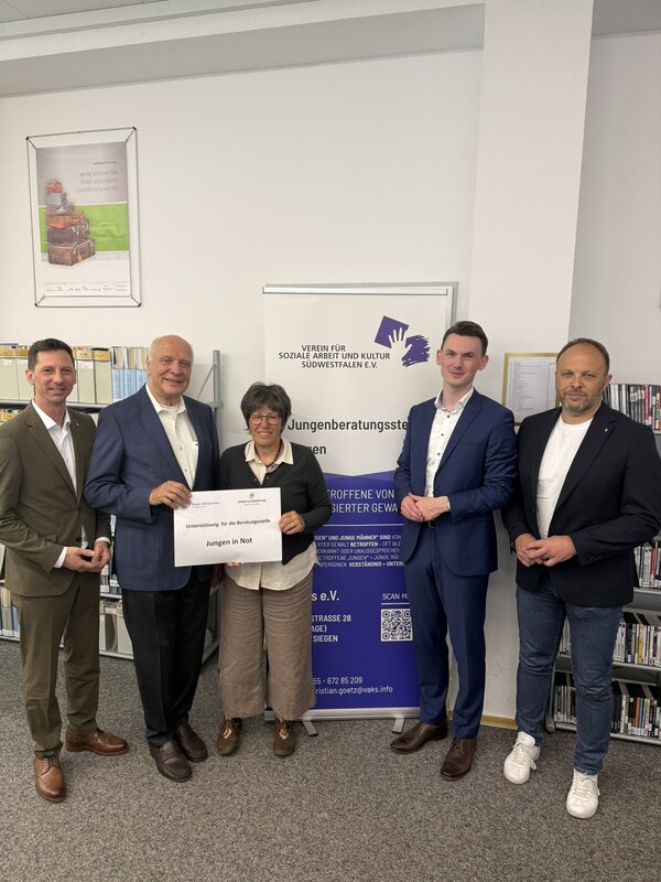 V.l.: Landrat Andreas M�ller, Unternehmer J�rg Dienenthal, VAKS-Vorsitzende Urdel G�tting, B�rgermeister Tristan Vitt und Thomas W�st, Sozialdezernent des Kreises Siegen-Wittgenstein.