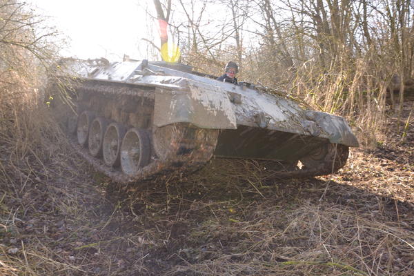 Der Panzer im Einsatz von vorne zu sehen. Im Hintergrund B�ume und Geb�sch.