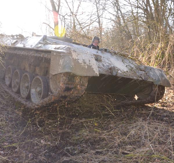 Der Panzer im Einsatz von vorne zu sehen. Im Hintergrund B�ume und Geb�sch.