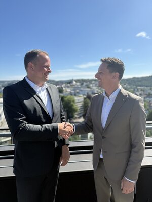 Landrat Andreas M�ller (r.) w�nscht Andr� Feuerstein beim Antrittsbesuch im Siegener Kreishaus alles Gute f�r die kommenden Aufgaben.