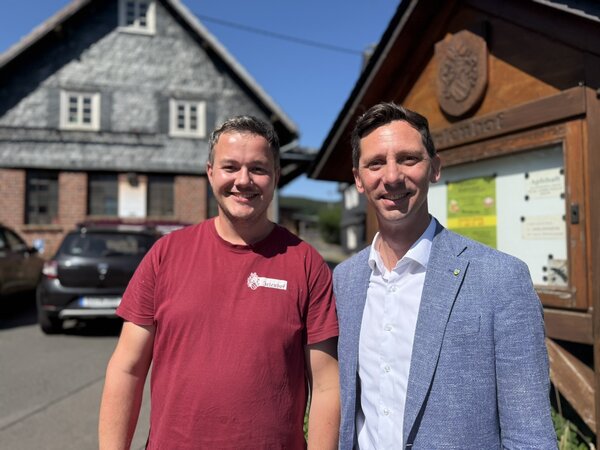 Florian St�cher (Irlenhof) und Landrat Andreas M�ller