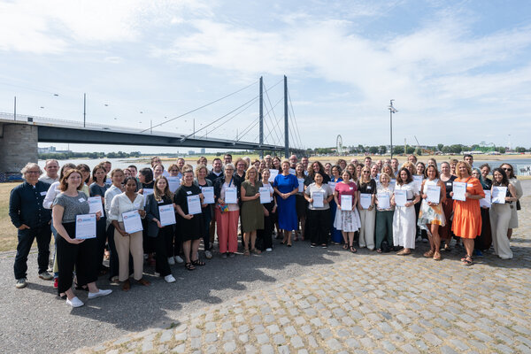Ministerin Ina Brandes �bergibt am 07.07.2026 in D�sseldorf  das zdi-Qualit�tssiegel  Foto: zdi/Seidel