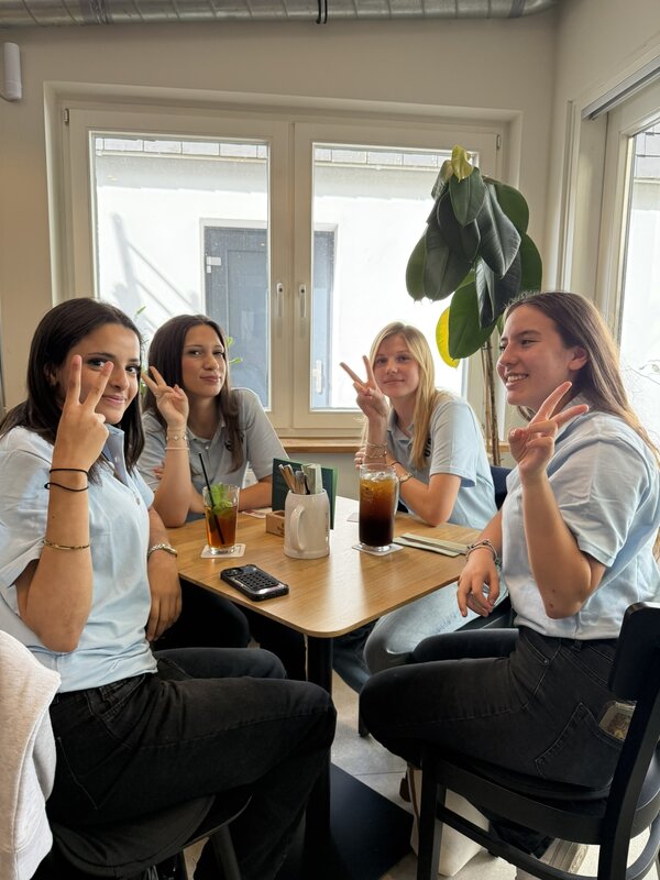 Gute Laune beim Mitagessen in der Gastst�tte Hammerh�tte.