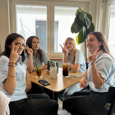 Gute Laune beim Mitagessen in der Gastst�tte Hammerh�tte.