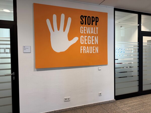 Plakat zur Orange Week im Foyer des Kreishauses in Siegen.