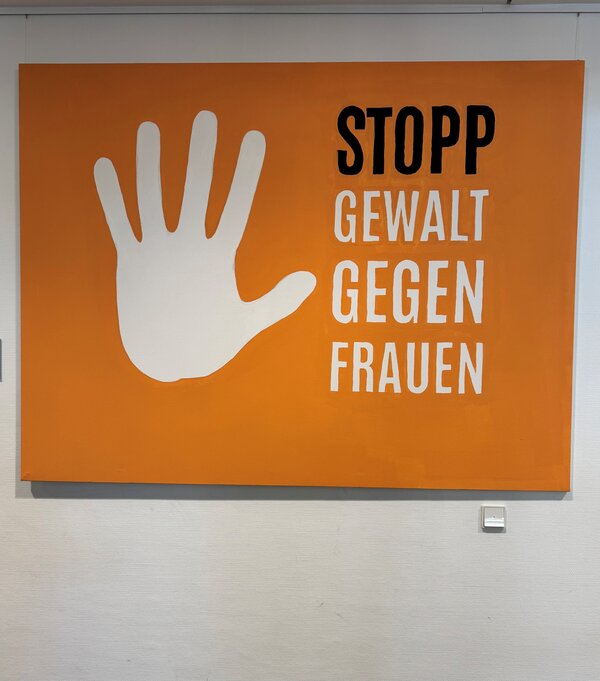 Plakat zur Orange Week im Foyer des Kreishauses in Siegen.