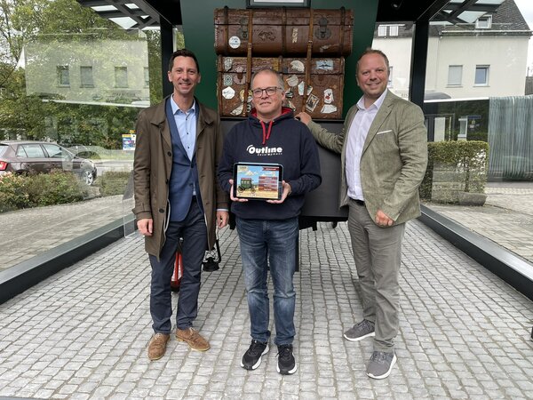 Vor dem Nachbau des ersten Motoromnibusses der Welt in Netphen-Deuz (von links): Landrat Andreas M�ller, Spieleentwickler Tobias M�ller und B�rgermeister Marco M�ller.
