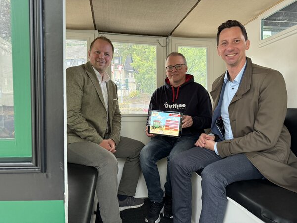 In Nachbau des ersten Motoromnibusses der Welt (von links): B�rgermeister Marco M�ller, Spieleentwickler Tobias M�ller und Landrat Andreas M�ller.