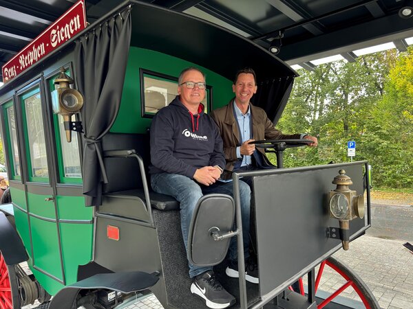 Landrat Andreas M�ller (rechts) und Spielentwickler Tobias M�ller auf dem "Kutscherbock" des Nachbaus des ersten Motoromnibusses der Welt.