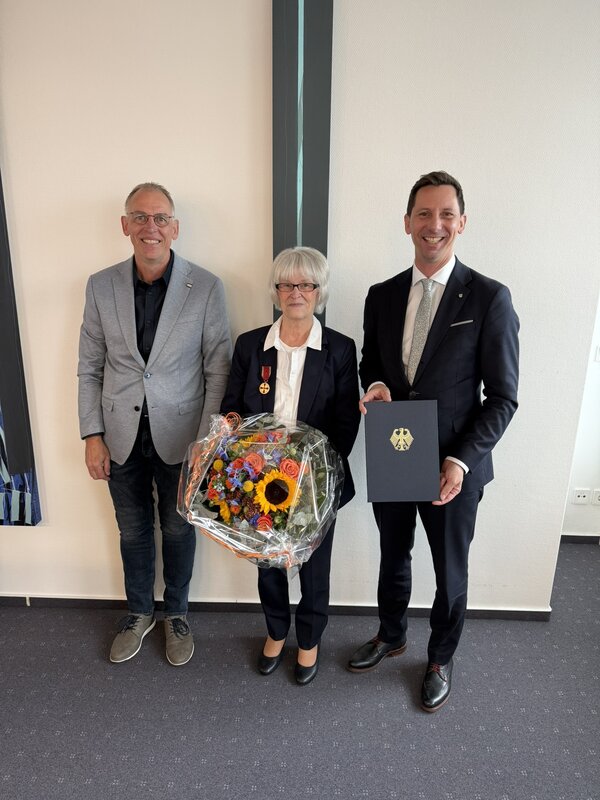 Christa_Lengert_mit_Verdienstmedaille_LR_M�ller_Stlv._BG_Wegener
