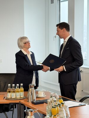 LR_Andreas_M�ller_gratuliert_Christa_Lengert